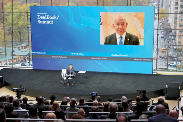 نتنياهو يتحدث إلى قمة الكتاب في «نيويورك تايمز» 30 نوفمبر في مدينة نيويورك (إ.ف.ب)