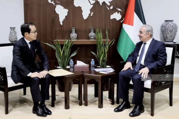 رئيس الوزراء محمد اشتية يستقبل ممثل اليابان الجديد لدى فلسطين السفير يونيتشي ناكاشيما (وفا)
