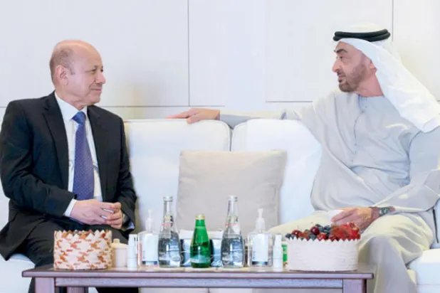 رئيس دولة الإمارات الشيخ محمد بن زايد يلتقي رئيس مجلس القيادة الرئاسي اليمني رشاد العليمي في أبوظبي (أ. ف. ب)