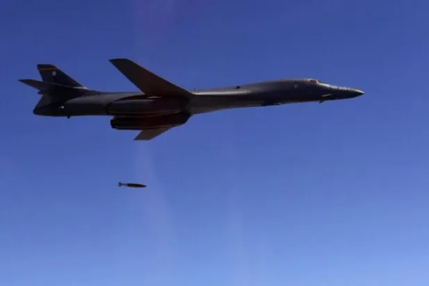 قاذفة أميركية من طراز «بي-1 بي» خلال تدريبات مشتركة بين الولايات المتحدة وكوريا الجنوبيّة (أرشيفية - أ.ف.ب)