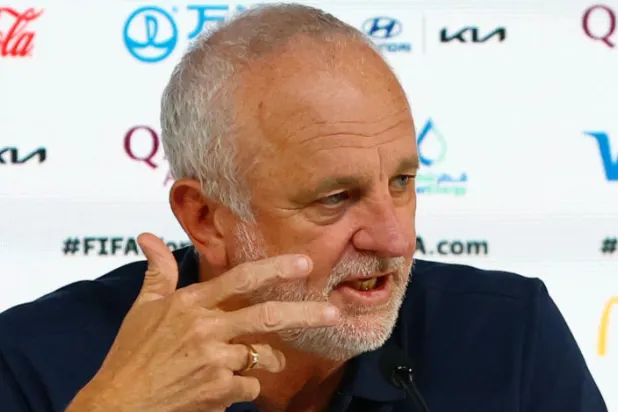 مدرب أستراليا طالب لاعبيه بشحن الأذهان وتشغيل العقول (رويترز)