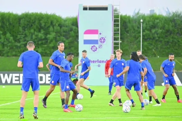 لاعبو هولندا خلال التدريب لخوض ثمن النهائي والاقتراب من تحقيق الحلم الغائب (أ.ف.ب)