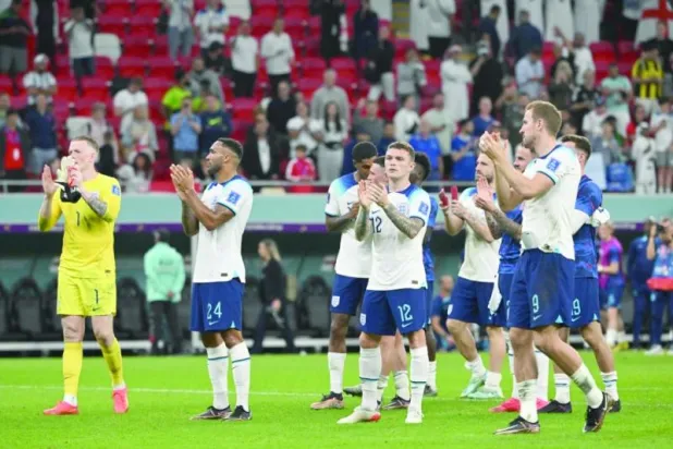 لاعبو المنتخب الإنجليزي وفرحة تخطي ويلز والتأهل لدور الـ16 (أ.ف.ب)