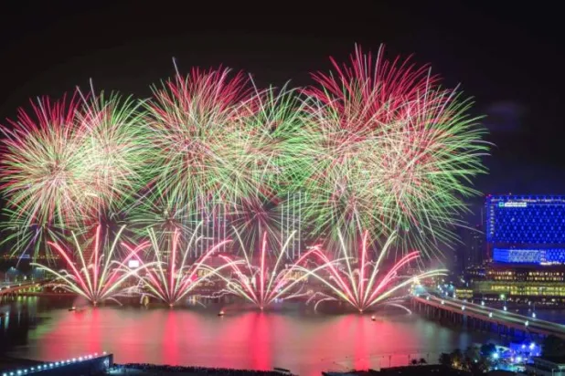 ألعاب نارية تضيء سماء جزيرة المارية في اليوم الوطني الـ51 لدولة الإمارات العربية المتحدة في أبوظبي (أ.ف.ب)