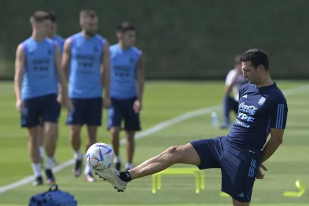 سكالوني سعى إلى تحفيز لاعبيه قبل مواجهة أستراليا (أ.ف.ب)