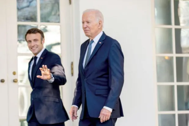 بایدن دیروز در کاخ سفید از مکرون استقبال کرد (AP)
