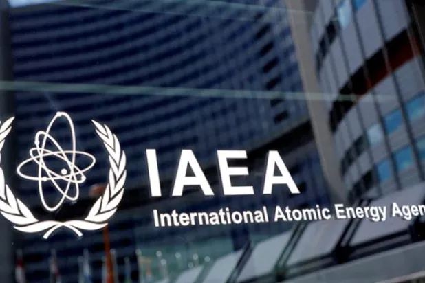 شعار الوكالة الدولية للطاقة الذرية في مقرها خلال اجتماع لمجلس المحافظين بفيينا 7 يونيو 2021 (رويترز)
