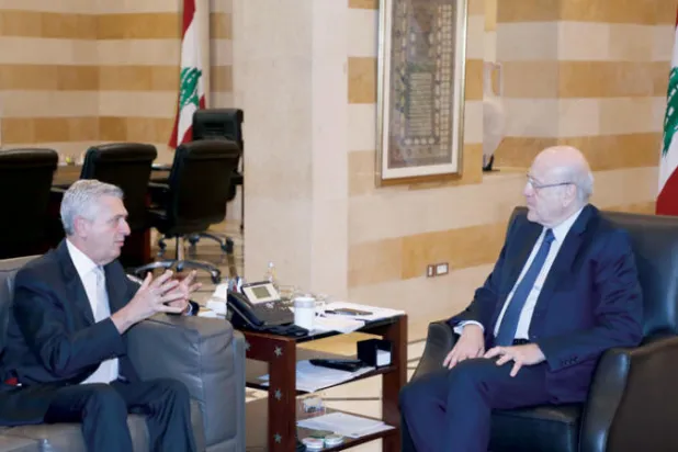 رئيس الحكومة اللبنانية نجيب ميقاتي مجتمعاً مع المفوض السامي لشؤون اللاجئين فيليبو غراندي (دالاتي ونهرا)