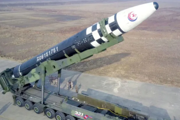 كوريا الشمالية تعرض صاروخاً باليستياً عابراً للقارات (أ.ب)