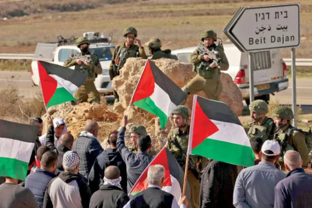 مواجهة في قرية بيت دجن بين قوات الأمن الإسرائيلي وفلسطينيين يحتجون على المستوطنات في الضفة (أ.ف.ب)