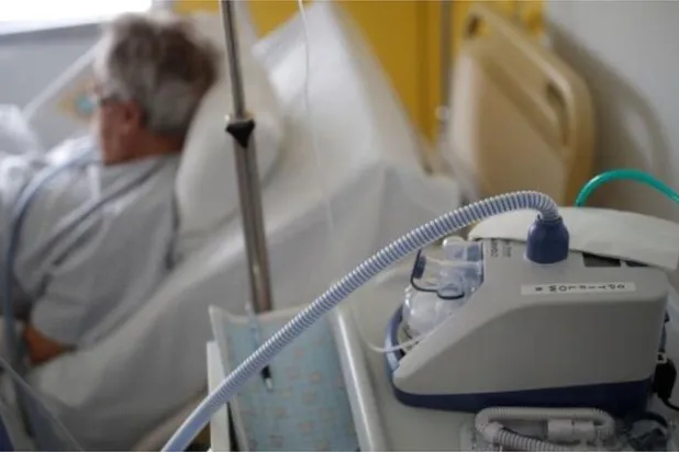 المشتبه بها أغلقت جهاز التنفس الصناعي للمرأة مرتين (رويترز)