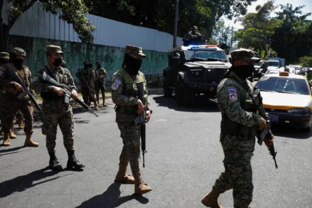 من عملية تطويق قوات الجيش والشرطة السلفادورية لبلدة سويابانغو في إطار حملة مكافحة المخدرات (رويترز)