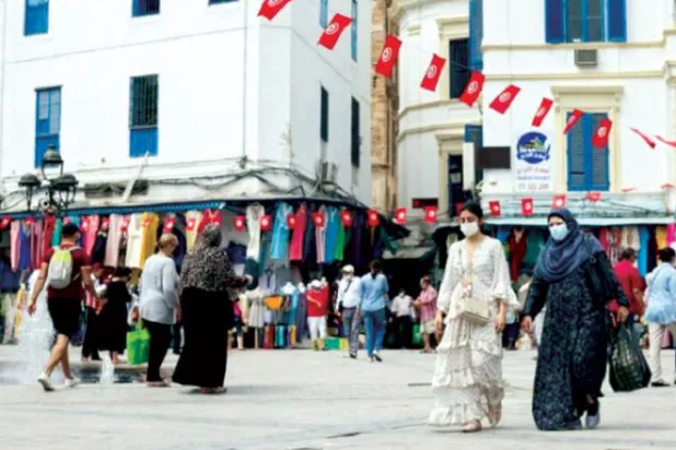 إحدى الأسواق في العاصمة التونسية (رويترز)