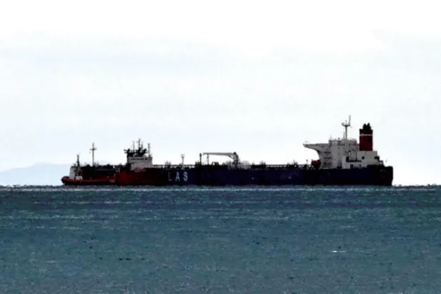 ناقلة النفط «بيجاس» ترفع العلم الروسي وتتجه نحو شاطئ كاريستوس على جزيرة إيفيا باليونان (رويترز)