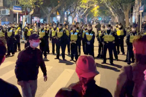 جانب من الاحتجاجات النادرة التي شهدتها الصين الأسبوع الماضي لتخفيف قيود كوفيد (أ.ب)