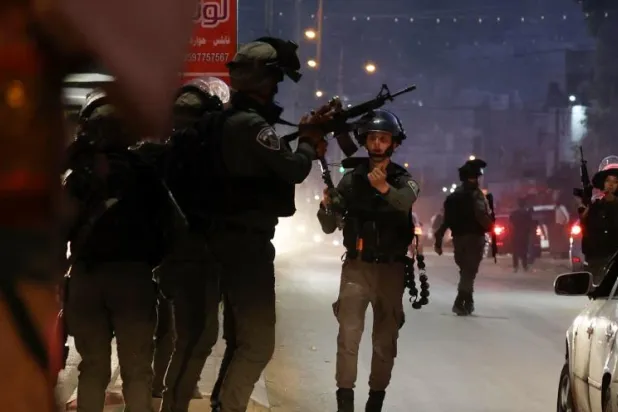 جنود إسرائيليون في موقع الحادث عند مدخل مدينة نابلس حيث قُتل الفلسطيني عمار هادي مفلح مساء الجمعة (أ ف ب)