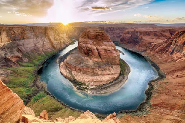 متنزه «كانيون الكبير» قرب نهر كولورادو في ولاية أريزونا الأميركية أحد أبرز المعالم الطبيعية في العالم (شاترستوك)