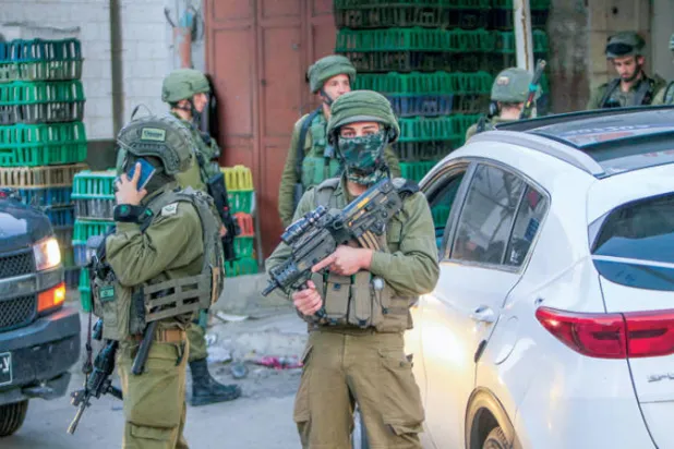 جنود إسرائيليون في بلدة حوارة قرب نابلس أول من أمس (د.ب.أ)