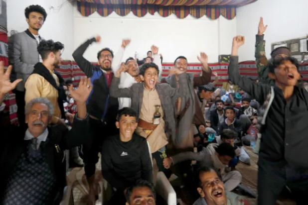 يمنيون يبتهجون في إحدى استراحات صنعاء بفوز السعودية على الأرجنتين (إ.ب.أ)