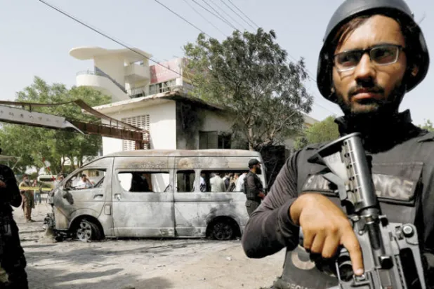 عناصر أمن أمام جامعة كراتشي بعد انفجار في أبريل الماضي (رويترز)