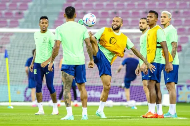 المخضرم داني ألفيس يستعرض بالكرة وسط زملائه في تدريبات البرازيل قبل موقعة كوريا (إ.ب.أ)