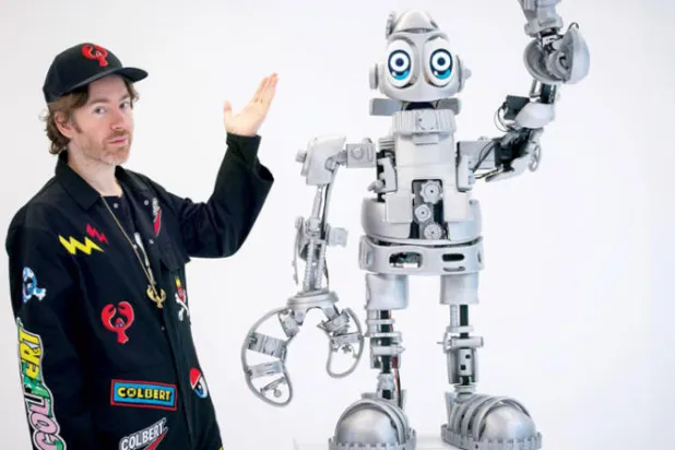 الفنان البريطاني فيليب كولبير يكشف النقاب عن روبوت في صناعة الفن بلندن (إ.ب.أ)