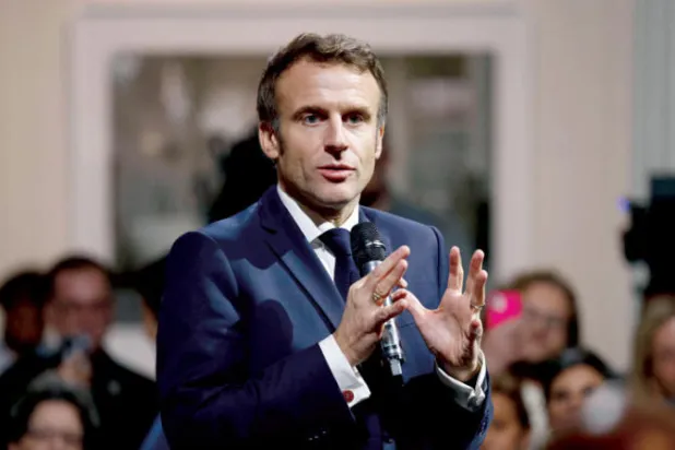 ماكرون خلال زيارته متحف الفن في نيو أورليانز الجمعة (أ.ف.ب)