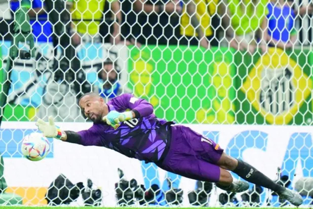 الحارس الكاميروني إيباسي يتصدى لإحدى الكرات في المونديال (أ.ب)