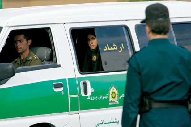 إيران تعلن حل «شرطة الأخلاق» (أ.ف.ب)