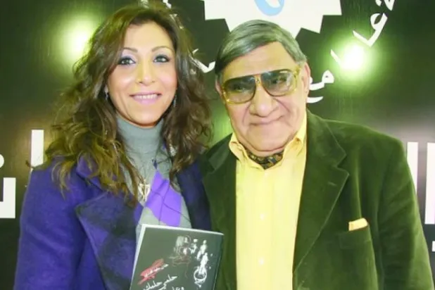 الإعلامي مفيد فوزي مع ابنته حنان في صورة نشرتها في «فيسبوك»