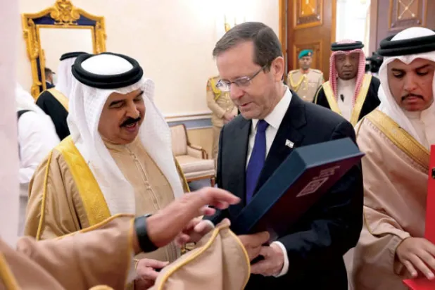 الملك حمد يتلقى هدية من الرئيس الإسرائيلي (أ.ف.ب)