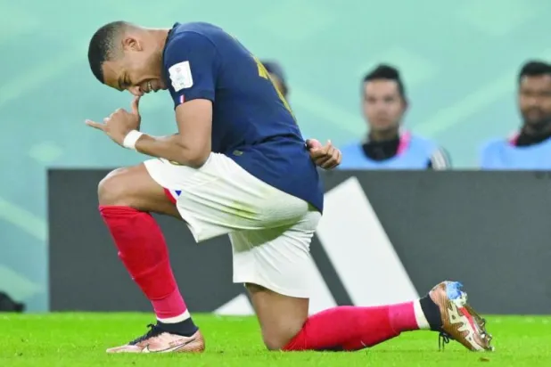 مبابي يحتفل بعد هدفه الثاني في مرمى بولندا (أ.ف.ب)