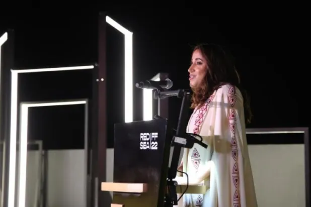 جمانا الراشد ملقية كلمتها أثناء انطلاق مهرجان البحر الأحمر السينمائي في جدة (الشرق الأوسط)