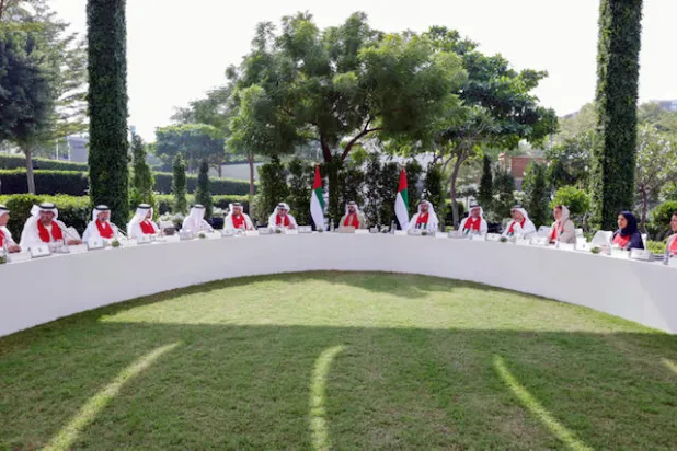 الشيخ محمد بن راشد خلال ترؤسه مجلس الوزراء الإماراتي في مدينة عجمان (وام)