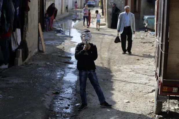 أطفال يلعبون في أحد الشوارع الفقيرة بمدينة طرابلس شمال لبنان