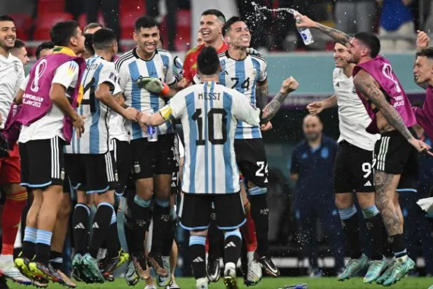 ميسي ورفاقه احتفلوا بعد الفوز على أستراليا (أ.ف.ب)