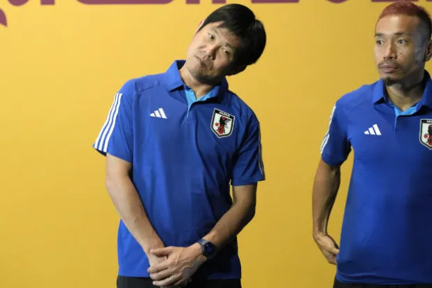 مورياسو وناغاموتوا قبل دخولهما المؤتمر الصحافي لمباراة كرواتيا (أ.ب)