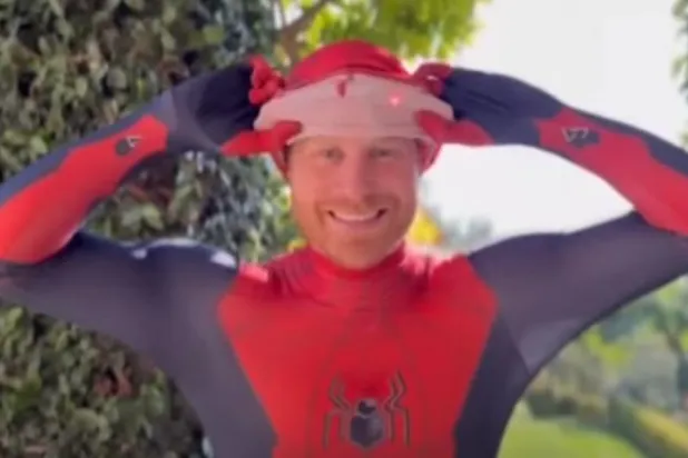 لقطة من الفيديو تظهر هاري وهو يزيل القناع عن وجهه