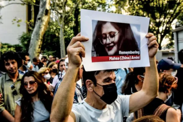 
عکس مهسا امینی در تجمعات داخل و خارج از ایران (AFP)