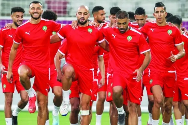 لاعبو المغرب يخوضون التدريبات بحماس استعداداً لموقعة إسبانيا (أ.ف.ب)