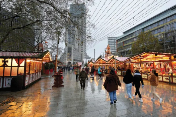 ساحة مخصصة لبيع هدايا الكريسماس في برلين وقد بدا قلة من الألمان يتسوقون فيها (أ.ب)