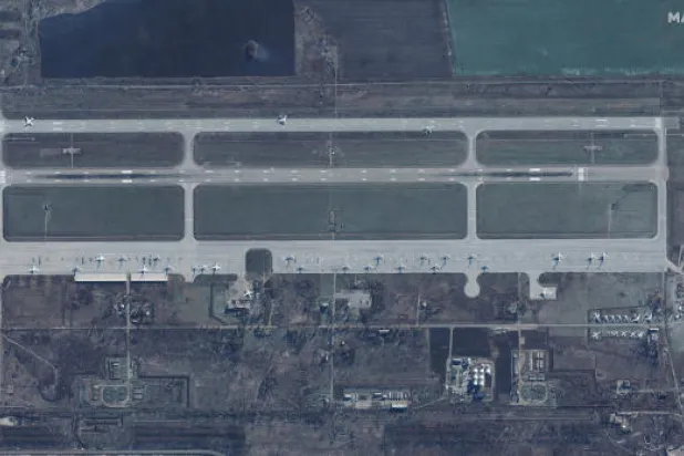 صورة لقاعدة ساراتوف العسكرية الروسية التي تعرضت لهجوم، التقطتها الأقمار الصناعية بتاريخ أمس (رويترز)