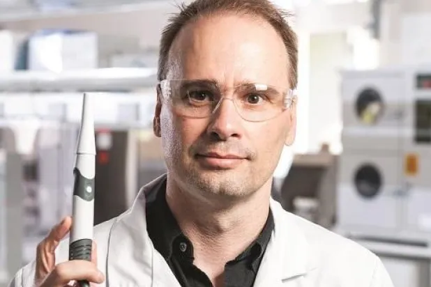 الجهاز الجديد الذي يحمله الباحث بنيامين تيري يكشف نتيجة اختبار تسمم الحمل خلال 30 دقيقة (جامعة جنوب أستراليا)