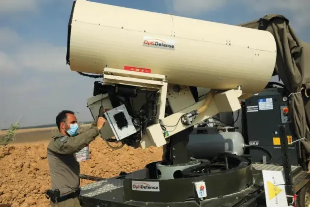 ضابط إسرائيلي من شرطة الحدود يتفقد وحدة في نظام ليزر لاعتراض البالونات الحارقة قرب حدود غزة (أرشيفية - رويترز)