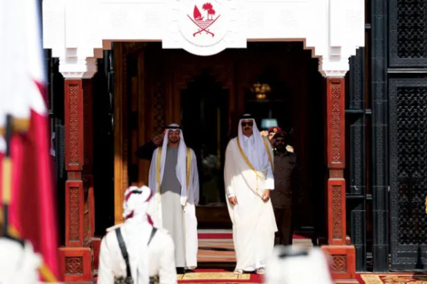 أمير دولة قطر الشيخ تميم بن حمد مستقبلاً رئيس دولة الإمارات الشيخ محمد بن زايد في الدوحة (وام)