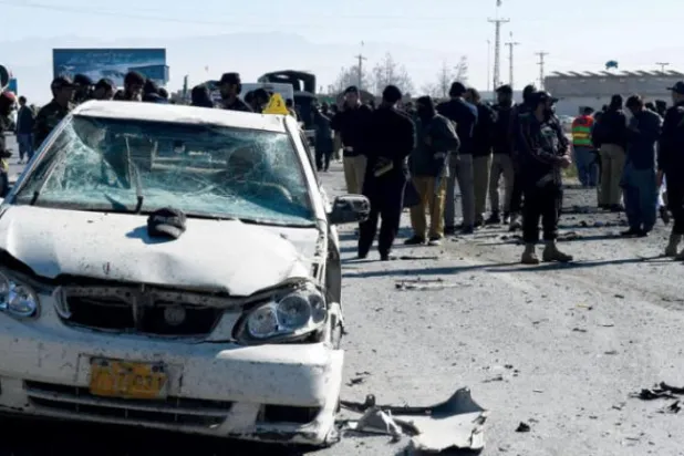 Pakistan güvenlik görevlileri, 30 Kasım 2022'de Ketta'da bir polis aracının hedef alındığı intihar saldırısı alanında toplandı (AFP)