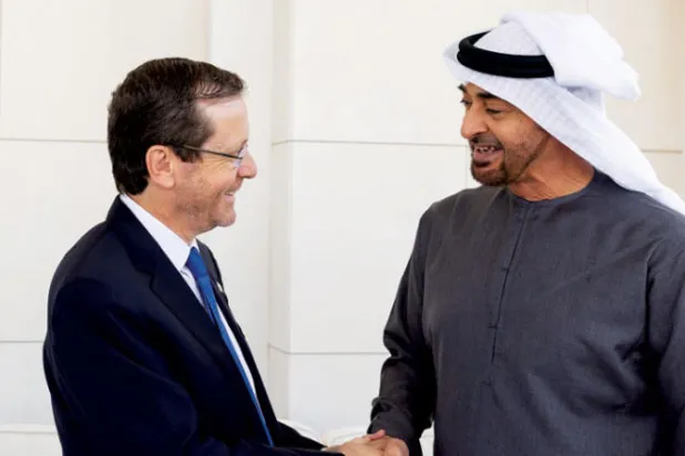 الشيخ محمد بن زايد وإسحاق هرتسوغ خلال اللقاء أمس الاثنين (وام)