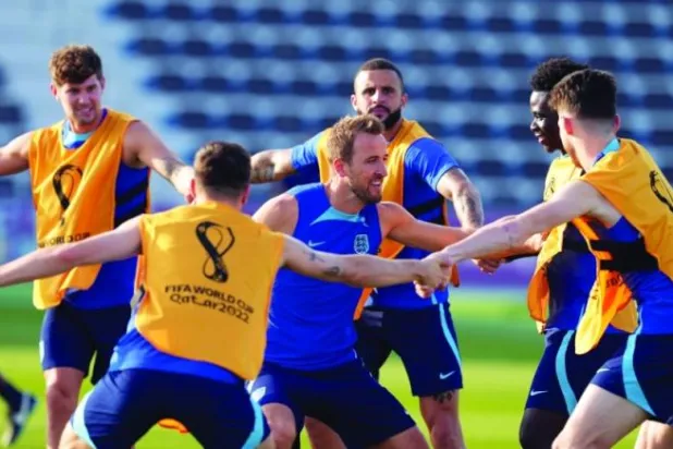 لاعبو إنجلترا وحماس في التدريبات قبل موقعة ربع النهائي (د.ب.أ)