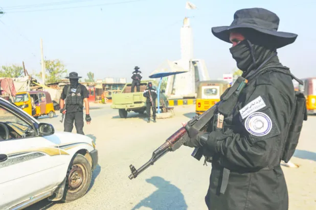 عنصر من قوات الأمن التابعة لحركة طالبان يقف في حراسة عند نقطة تفتيش وسط  جلال آباد (أ.ف.ب)