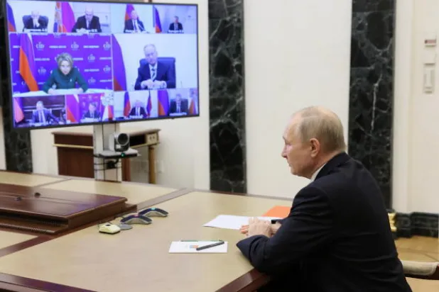 الرئيس الروسي خلال اجتماع اليوم عبر الفيديو مع مجلس الأمن الروسي (إ.ب.أ)